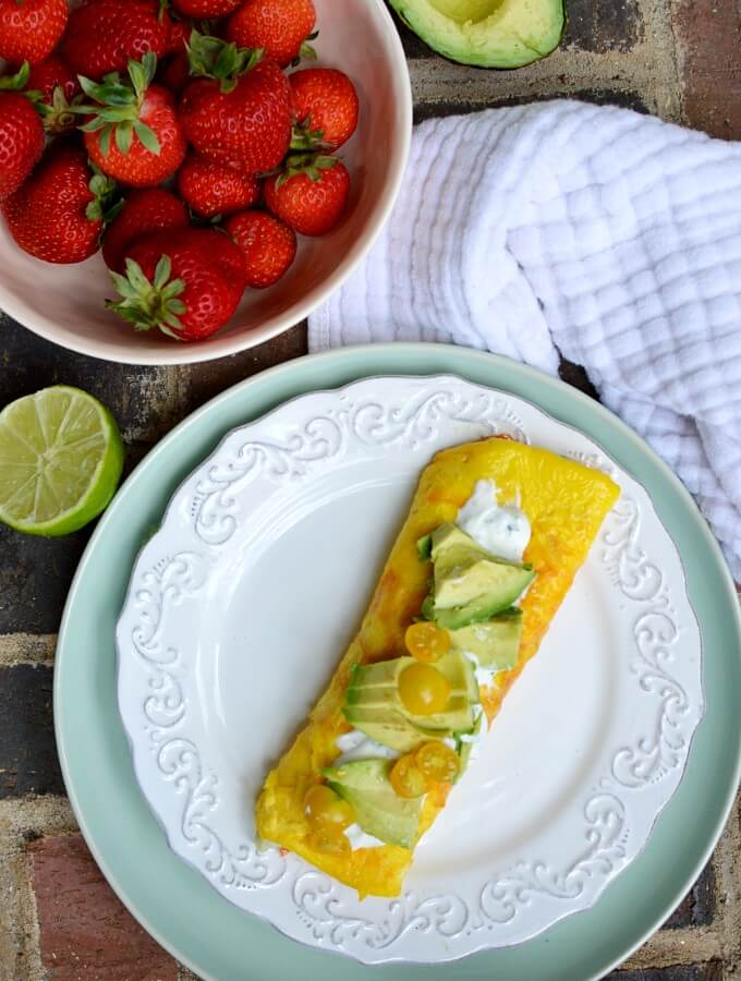 omelette with avocado and veggies