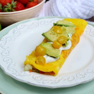 omelette with avocado and veggies