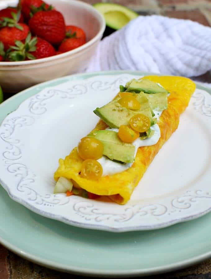 omelette with avocado and veggies