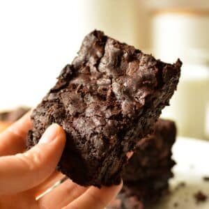 hand holding a gluten free brownie