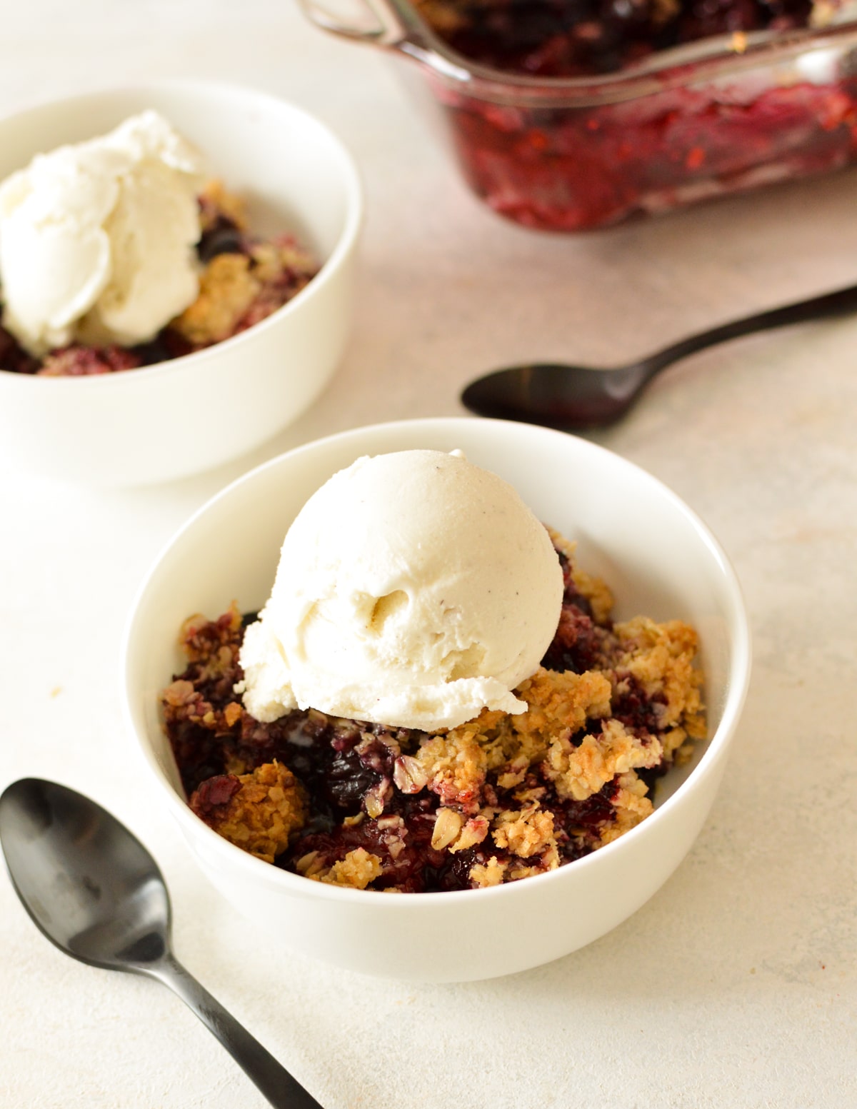 berry crisp with ice cream