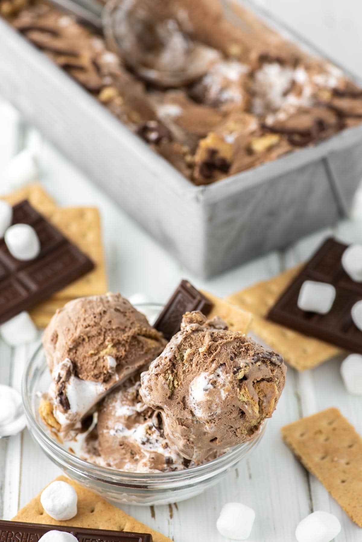 a bowl of smores ice cream