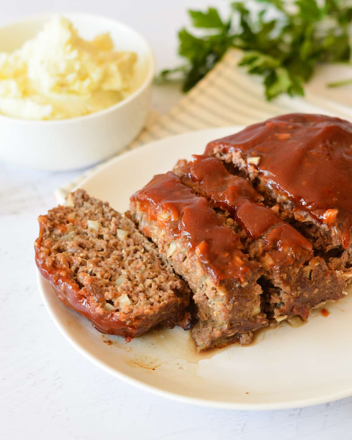 sliced meatloaf near mashed potatoes.