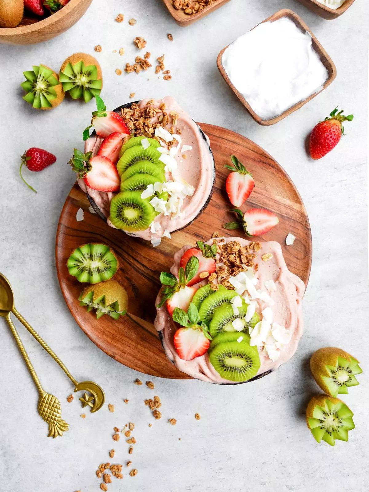 strawberry kiwi smoothie bowl.