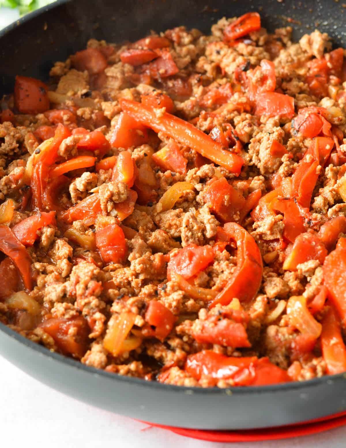 ground turkey and sweet bell peppers in a fire roasted tomato sauce.