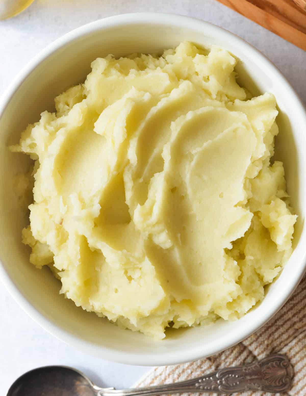 close up of mashed potatoes in a bowl.