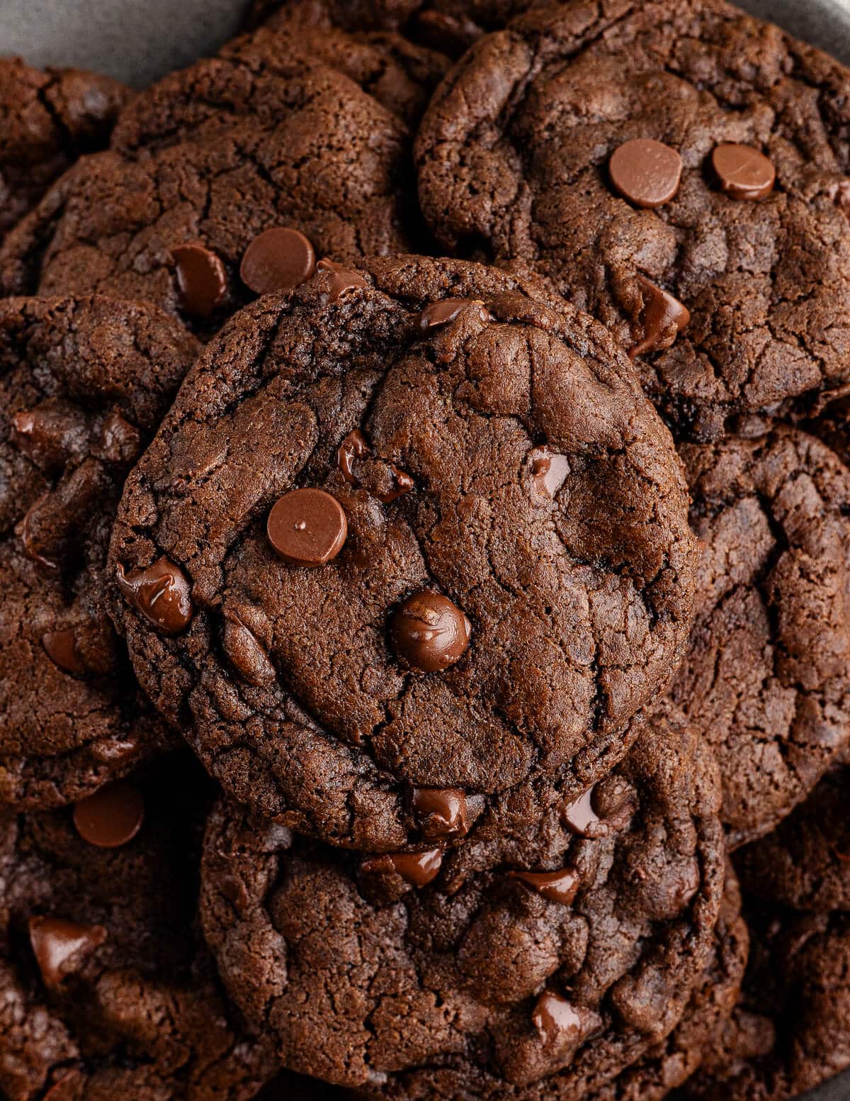 a stack of chocolate cookies.